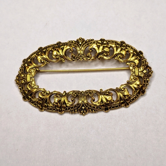 Jewelry - Vintage Ornate Gold-Tone Filigree Oval Brooch Pin‎